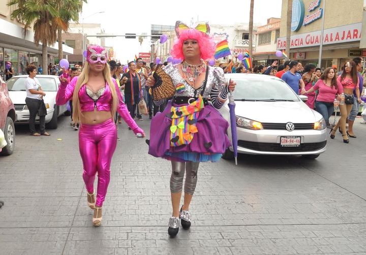 Marcha gay reúne a más de dos mil personas