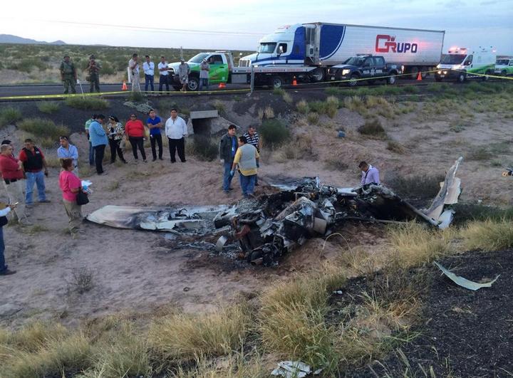 Cae avioneta en autopista Torreón-Saltillo