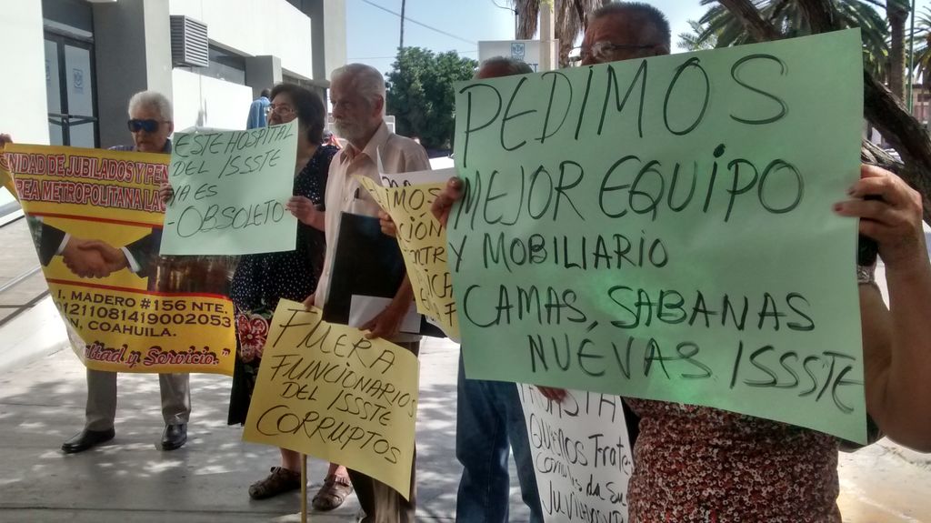 Jubilados del ISSSTE de Torreón denuncian malos tratos y carencias