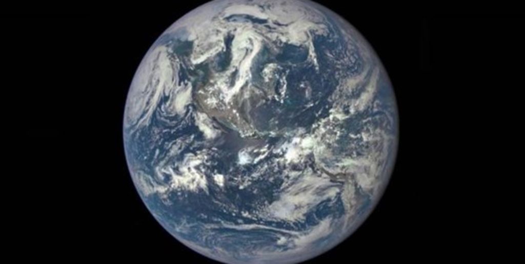 La primera imagen de todo el disco de la Tierra