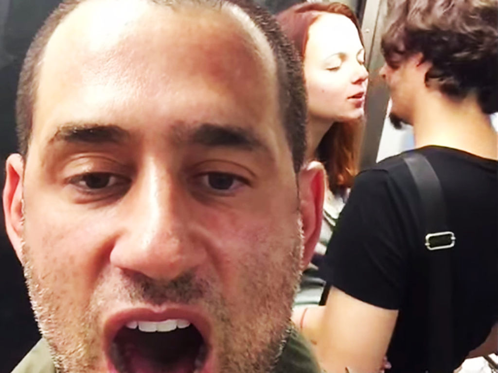 Actor humilla a pasajeros por besarse en el metro