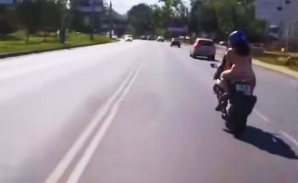 Mujer se pasea de extraña forma en una motocicleta