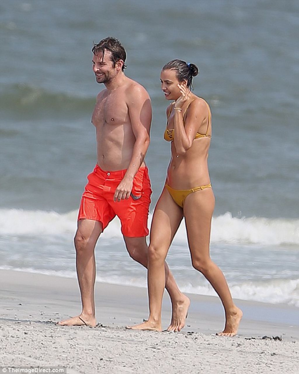 Irina Shayk disfruta de la playa con Bradley Cooper