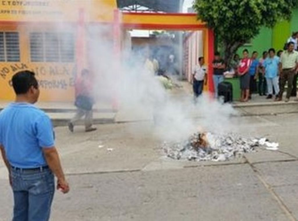 CNTE marcha en Chiapas; quema pruebas de Planea