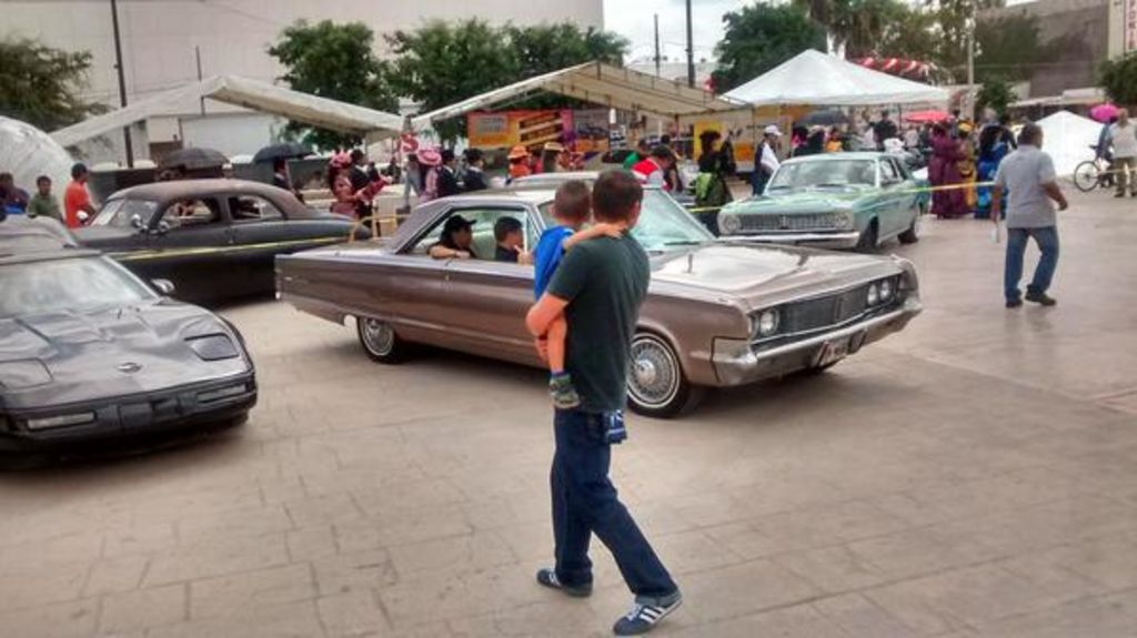 Desfilan autos clásicos por 108 aniversario de Torreón