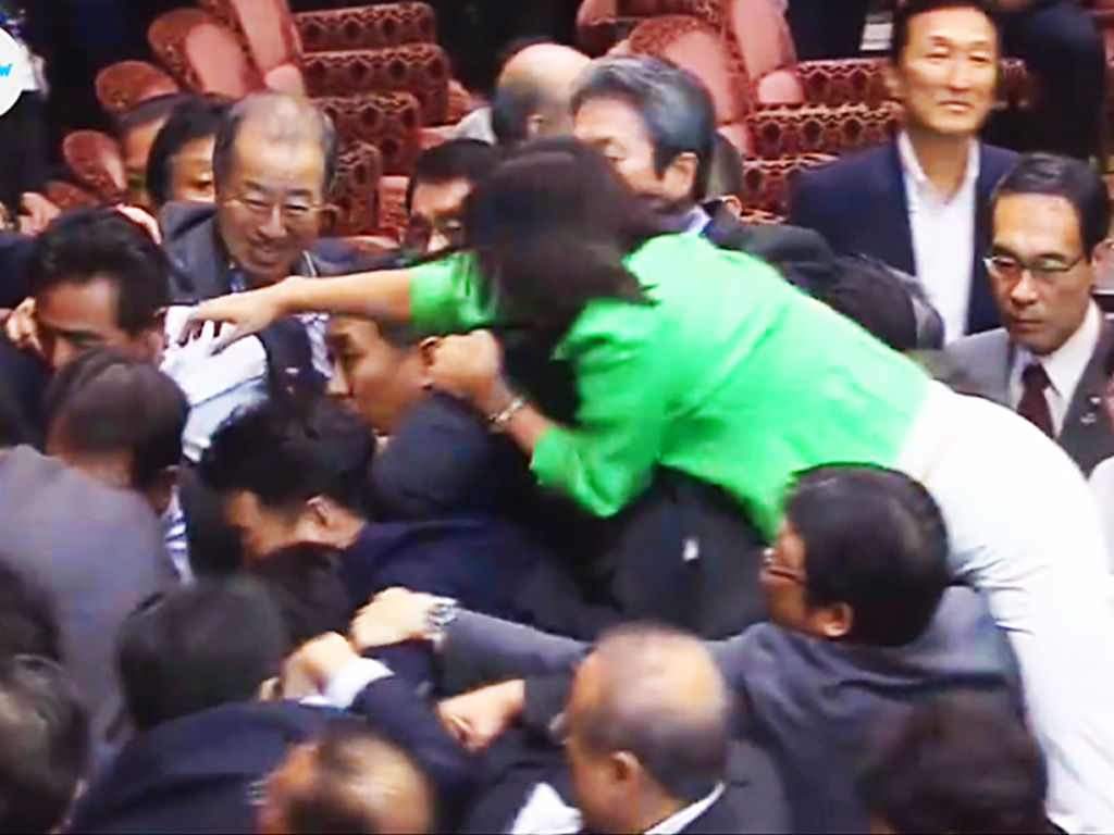 Pelea masiva en el Parlamento de Japón
