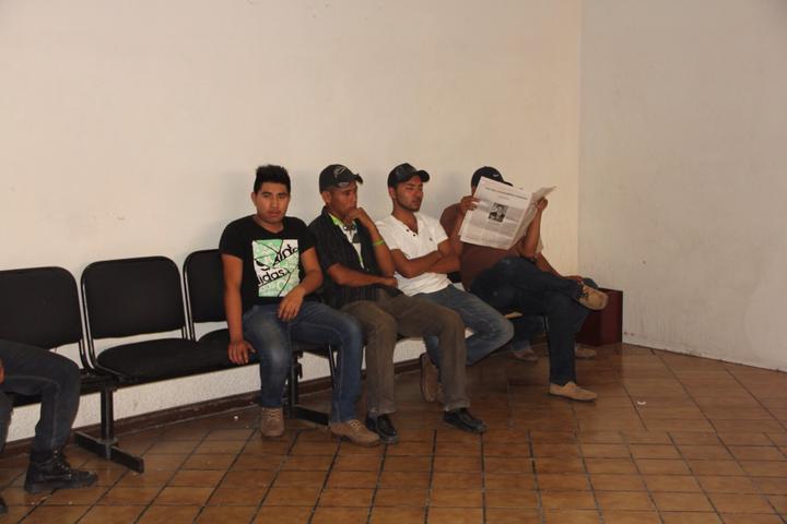 Detienen a 'pollerito' y siete hondureños