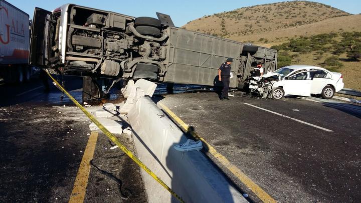 Suman 2 muertos por 'camionazo' en la autopista Durango-GP