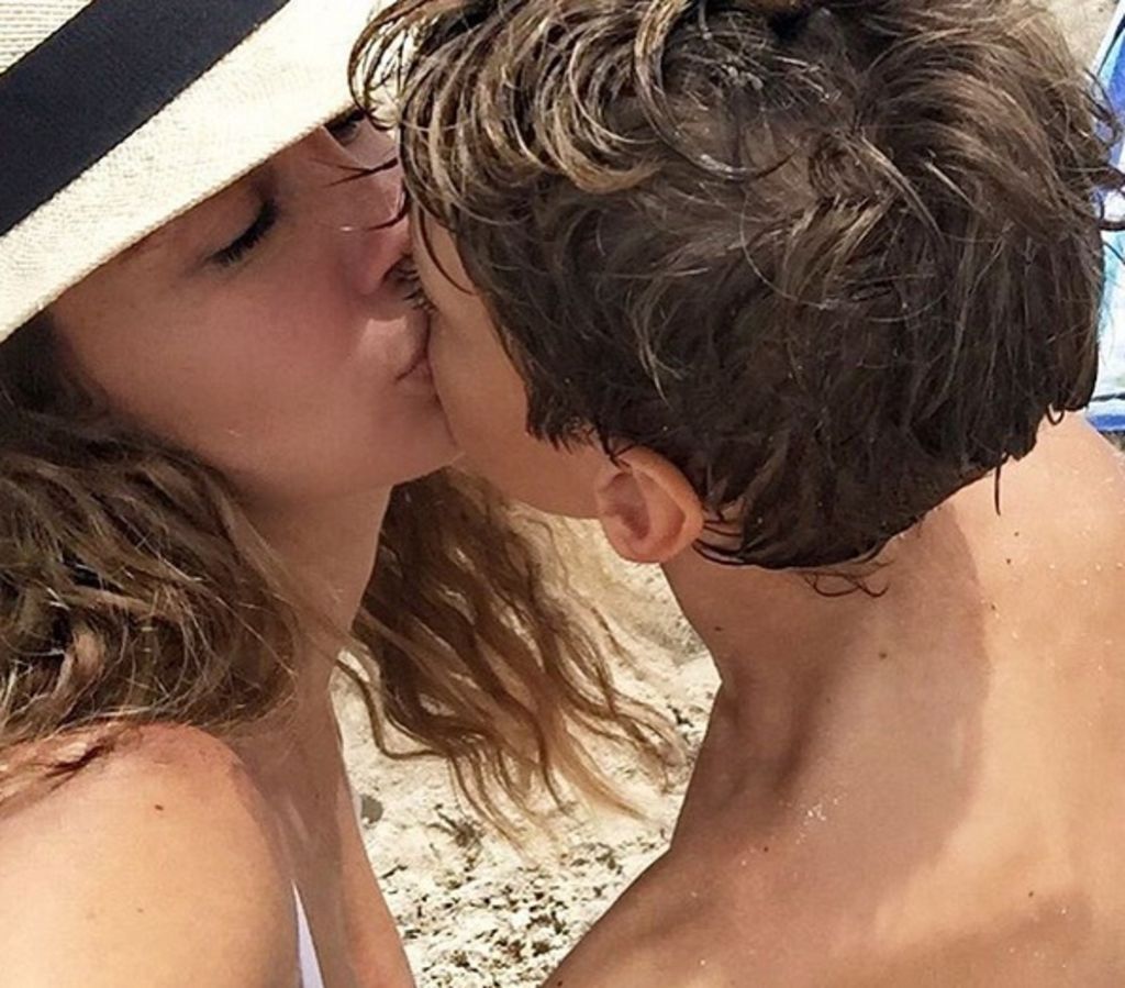 Elizabeth Gutiérrez genera polémica por besar a su hijo