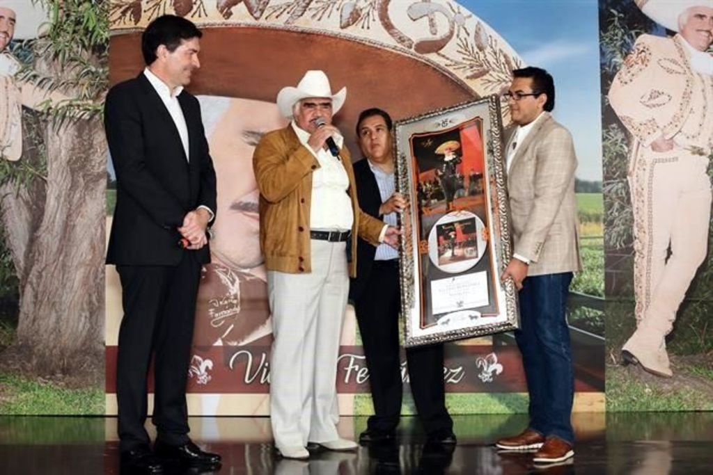 Vicente Fernández recibe Disco de Diamante