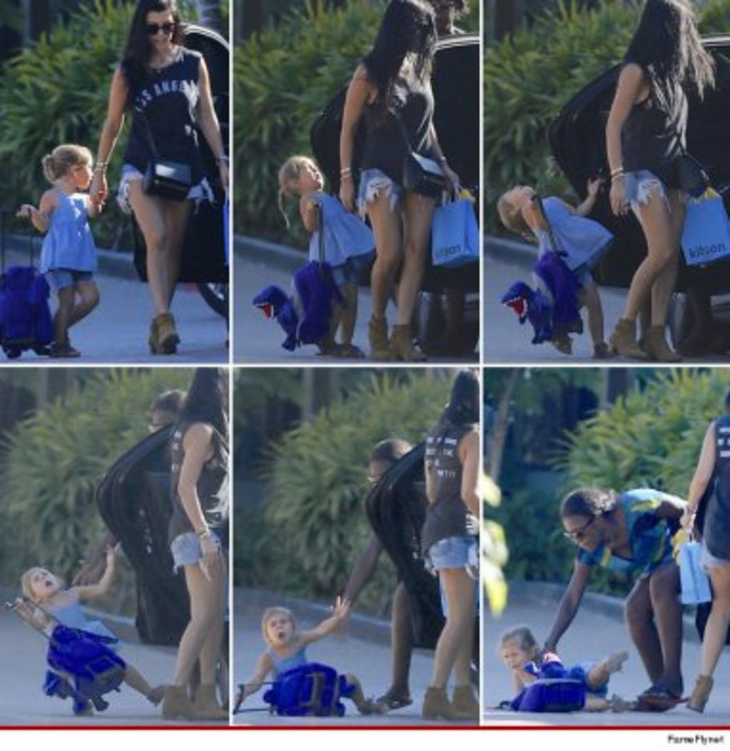 Kourtney Kardashian golpea a su hija con la puerta de auto