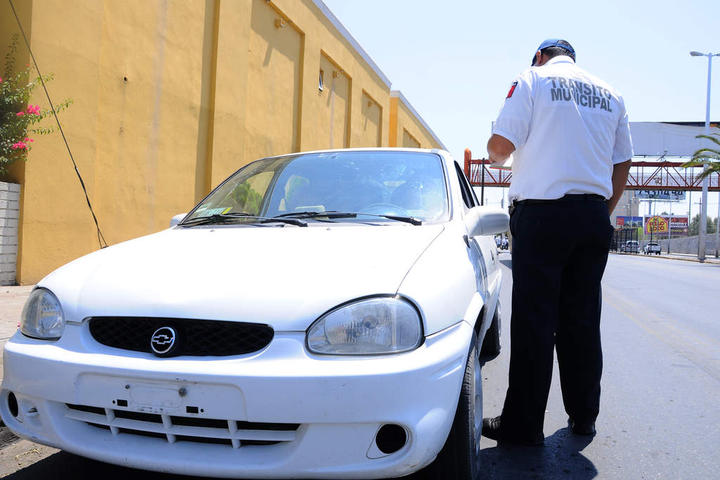 Van contra autos 'chuecos' en Coahuila