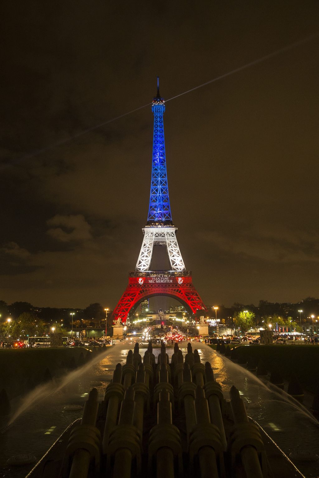 Reabren la Torre Eiffel tras ajustar seguridad