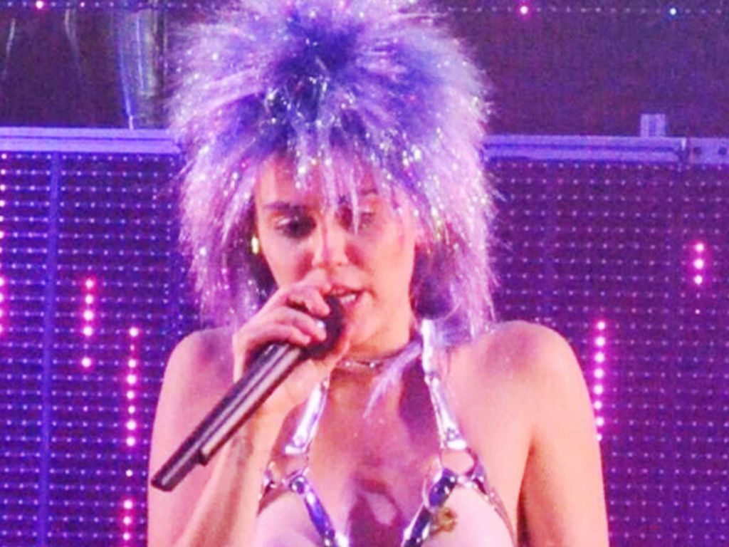 Critican a Miley Cyrus por concierto explícito en Chicago