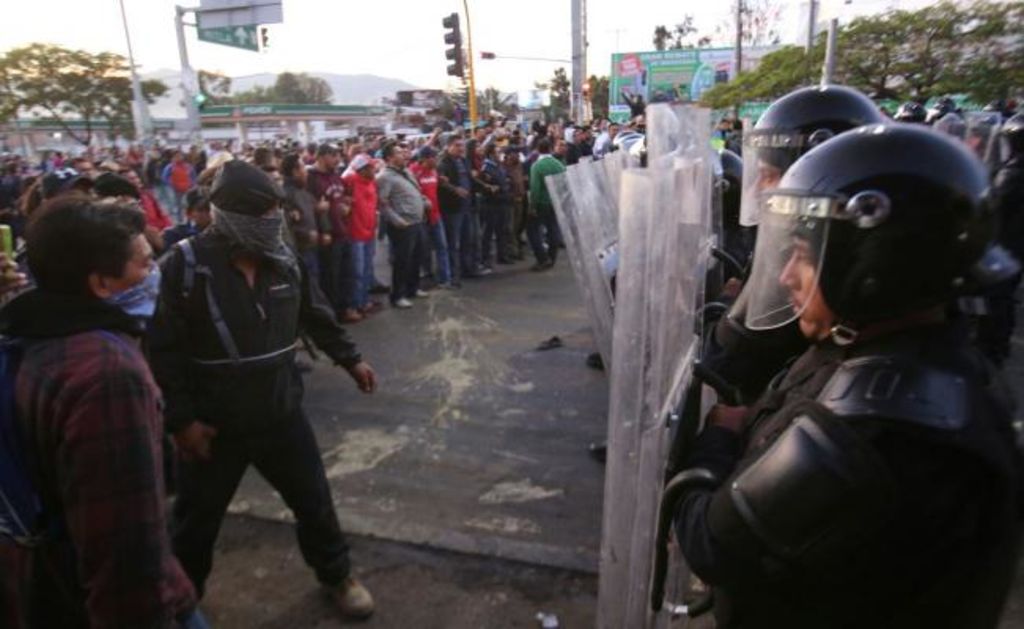 Chocan maestros y policías federales en Oaxaca