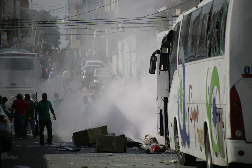 Maestros vuelven a chocar con policías en Chiapas