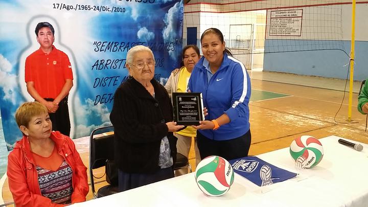 Hacen homenaje a fundador de la liga Municipal de Voleibol