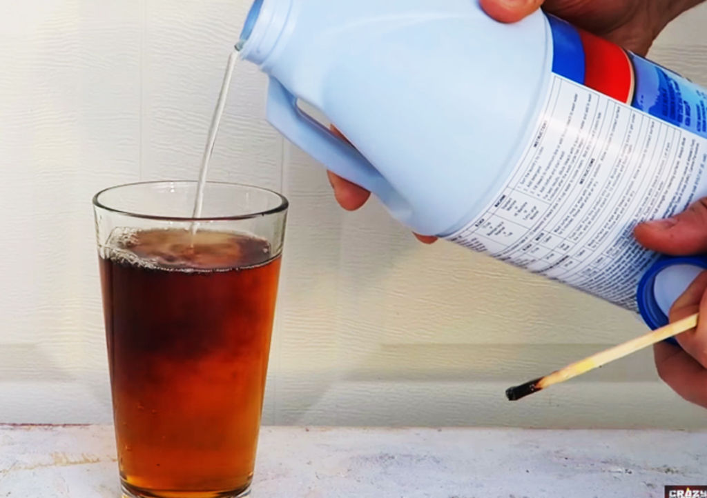 ¿Qué pasa al mezclar cloro con refresco de cola?