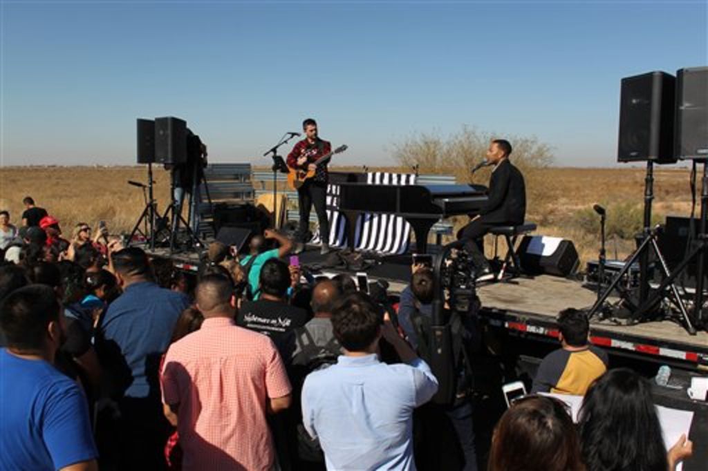 Juanes y John Legend le cantan a inmigrantes encarcelados