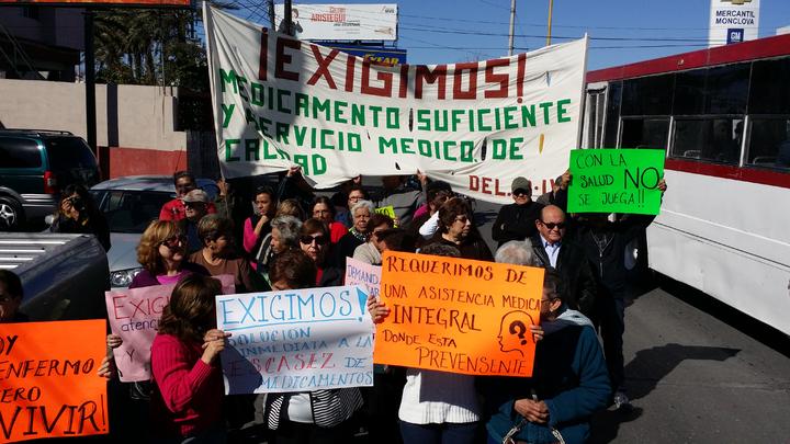 Protestan maestros de la 38 por desabasto de medicinas