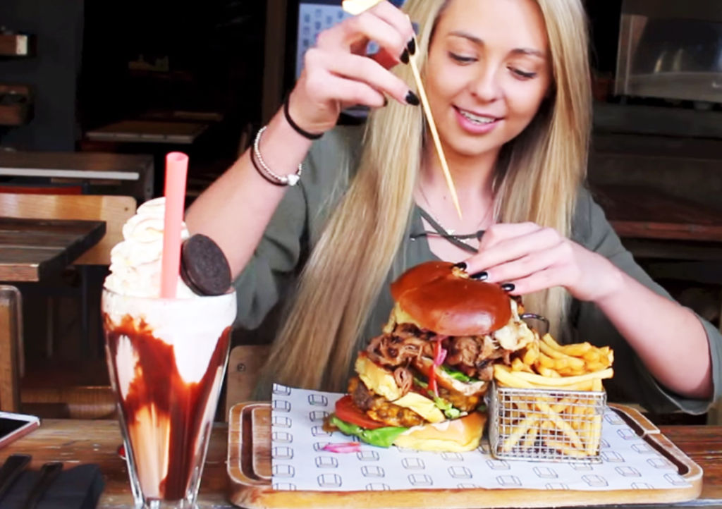 Chica gana reto de comerse gigantesca hamburguesa
