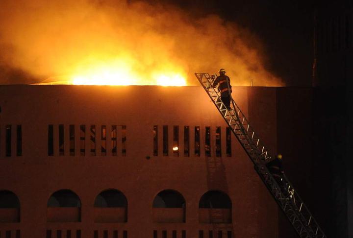 Arde Coliseo en Torreón por uso de pirotecnia