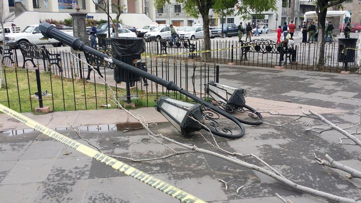 Ráfagas de viento generan destrozos en Monclova