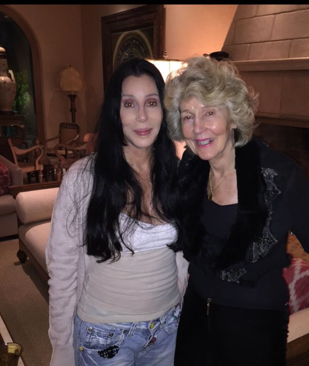Presume Cher su rostro junto a su madre
