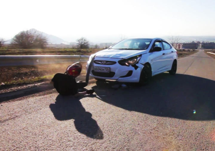 'Skater' se impacta a 70 km/h contra un auto