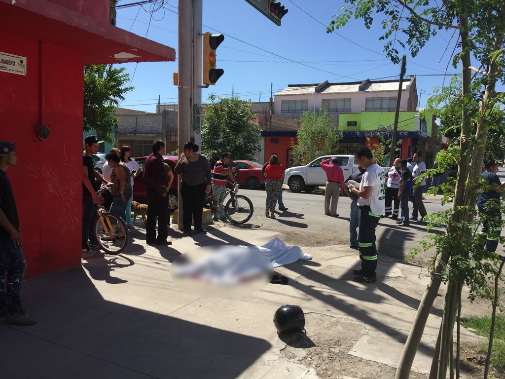 Muere motociclista tras ser arrollado en Torreón