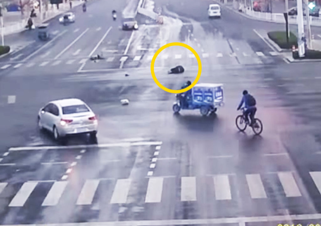 Civiles ignoran a motociclista tras ser arrollado brutalmente