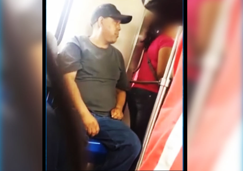 Exhiben a sujeto acosando a mujer en el Metro de Monterrey