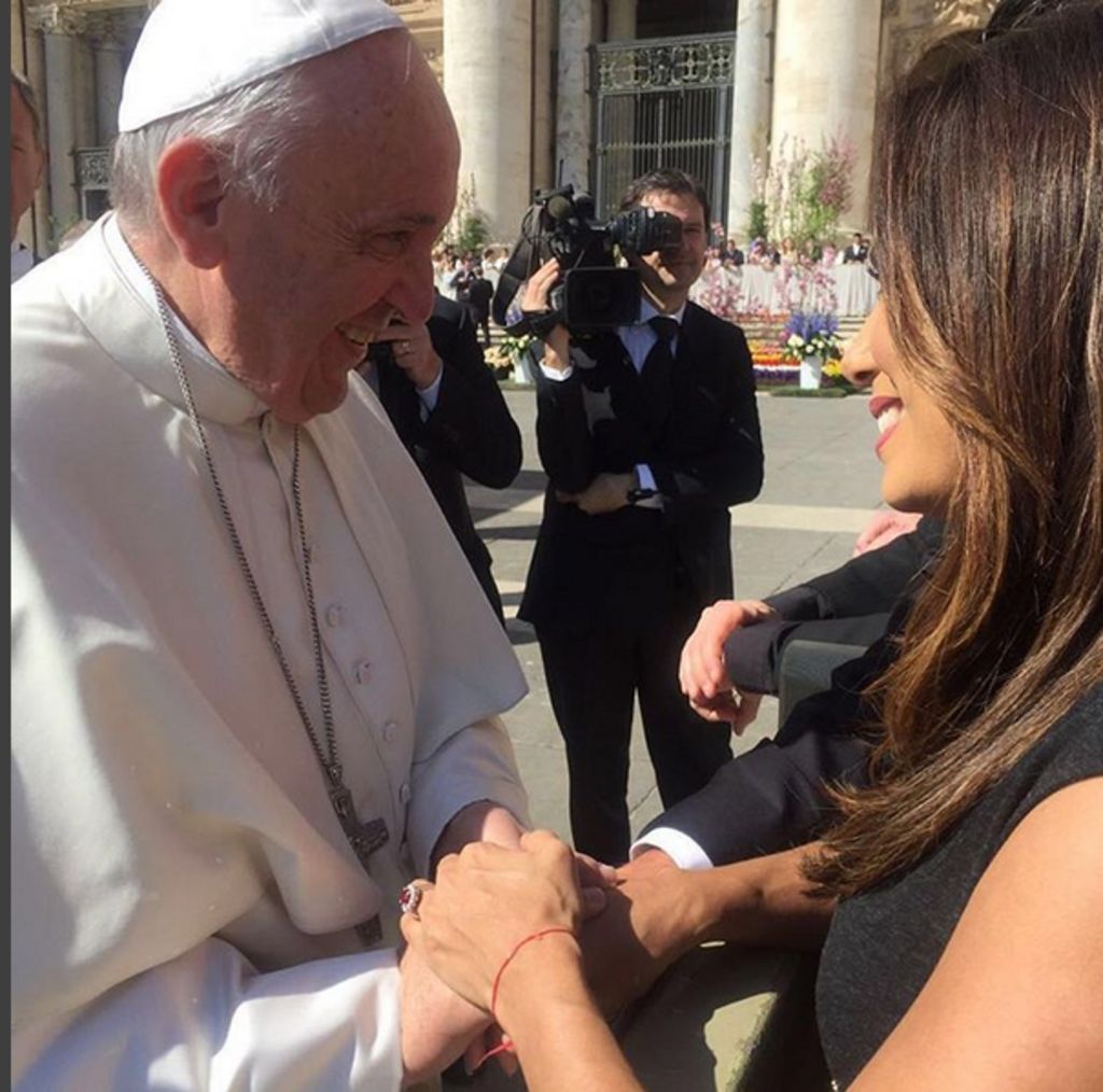 Saluda Eva Longoria al Papa Francisco