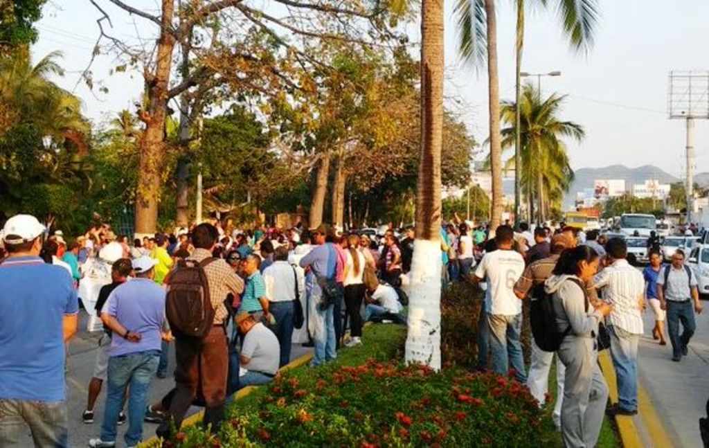 Maestros realizan bloqueo en Acapulco contra evaluación docente