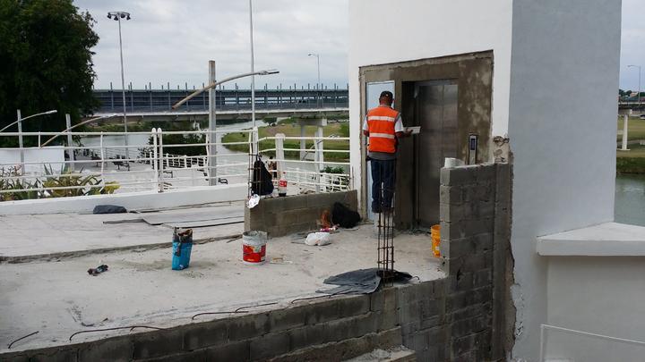 Reanudan trabajos de instalación de elevador en Paseo del Río