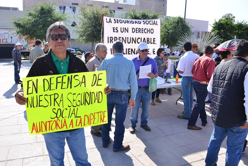Torreón se suma a plantones por crisis en Servicio Médico