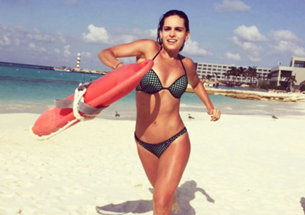 Tania Rincón se luce en la playa