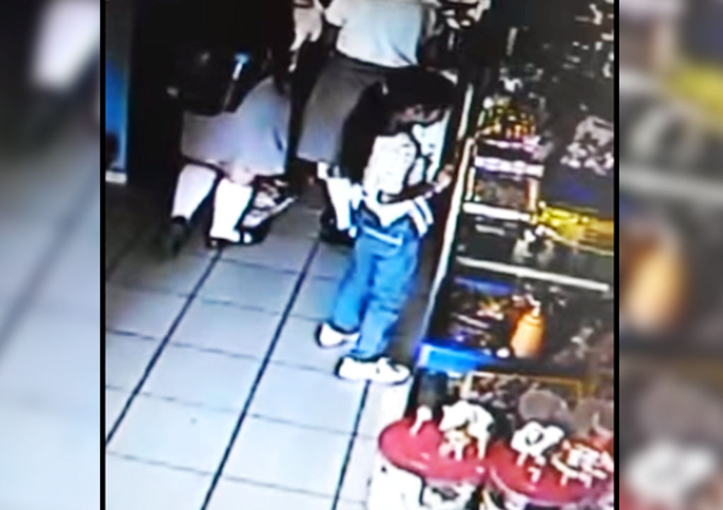 Madre obliga a su hija robar en una tienda