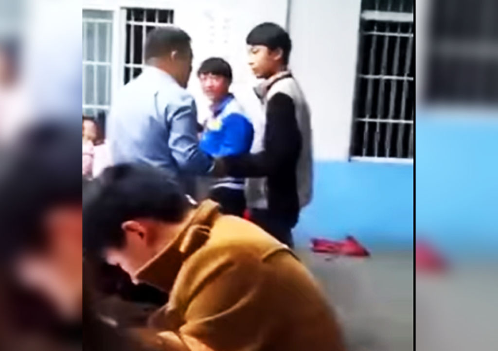 Alumnos golpean brutalmente a su maestro