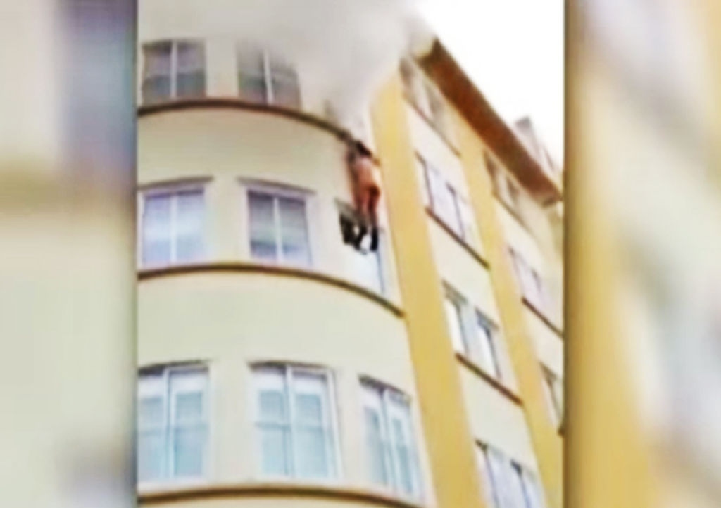 Salta de un edificio para salvar su vida