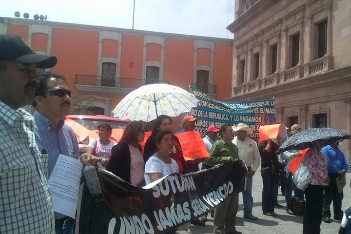'Gobierno de Coahuila no cumple a profesores'