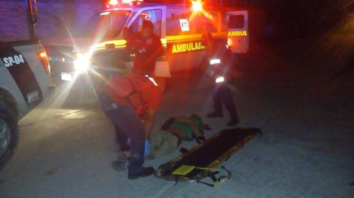 Hospitalizan a hombre arrollado por un tráiler en Nava