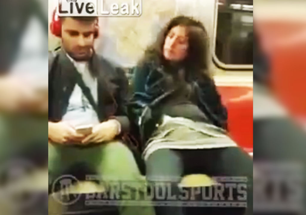 Captan acoso de mujer a un chico en el metro de NY