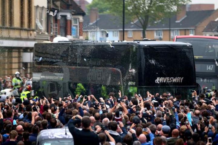 West Ham castigará fanáticos que atacaron autobús de Man U