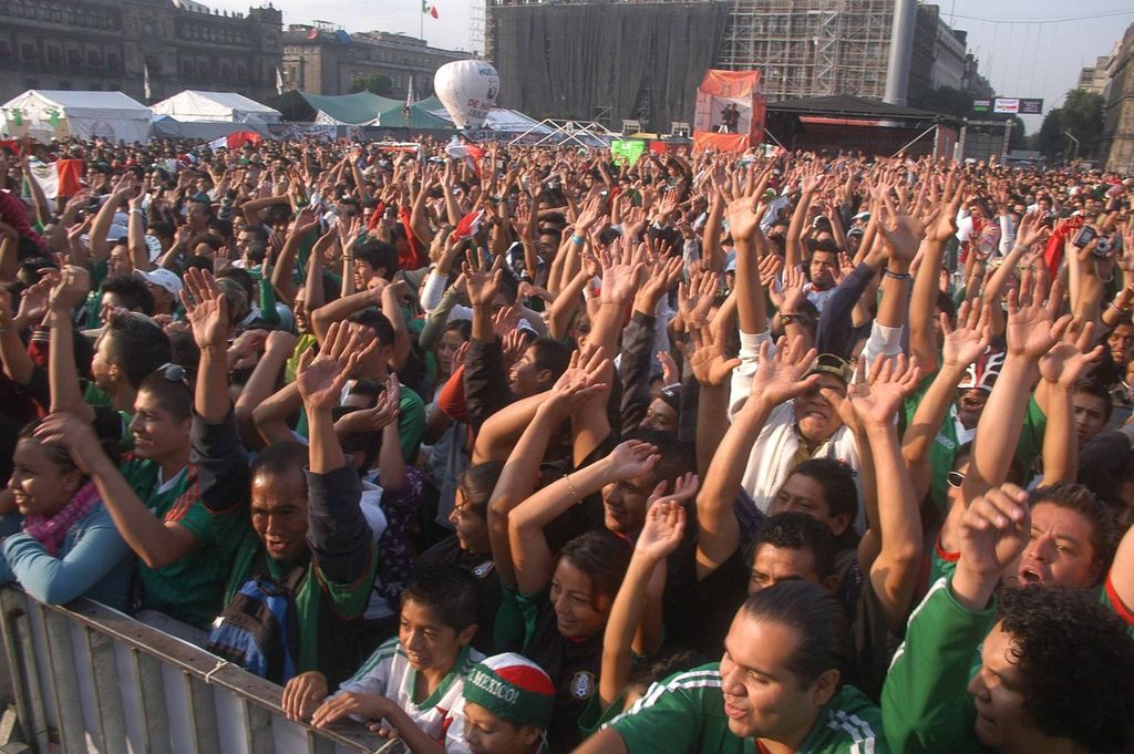FIFA multa a México por cánticos discriminatorios de aficionados