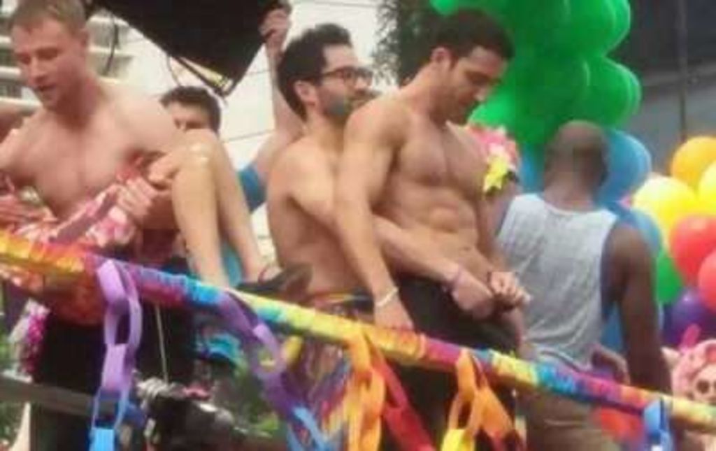 Captan a Poncho Herrera con otro hombre en desfile gay