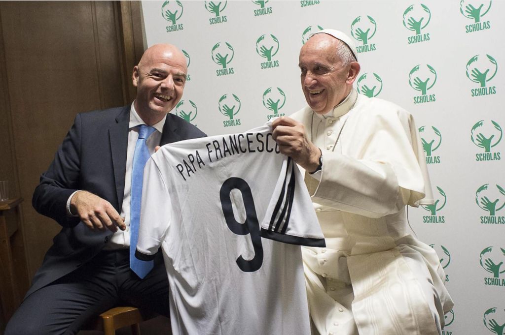 Papa Francisco pide a Gianni Infantino limpiar la FIFA
