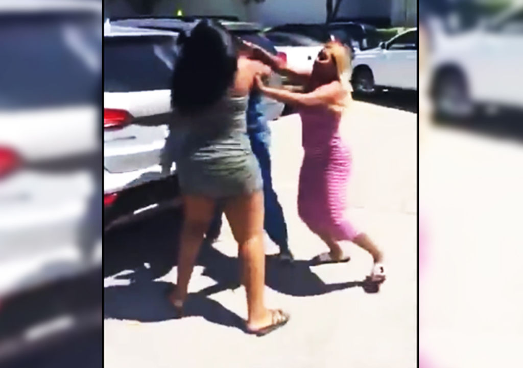 Captan violenta pelea de mujeres en estacionamiento