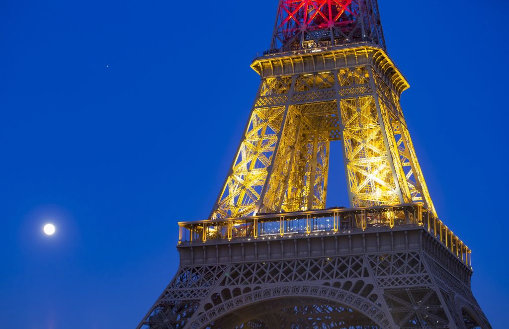 Torre Eiffel lucirá colores de bandera gay en solidaridad con Orlando