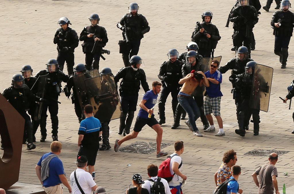 Francia deportará a 20 rusos tras violencia en la Eurocopa